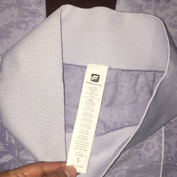 SOLD 🤑FABLETICS set Capri& sports bra (xs set) - Picture 10 of 16